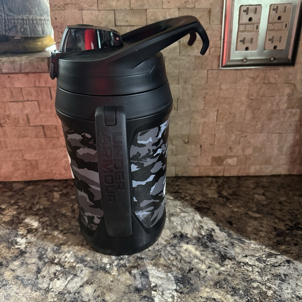 Under Armour Playmaker 64oz Water Jug Gray Camo Insulated Bottle - Picture 3 of 7